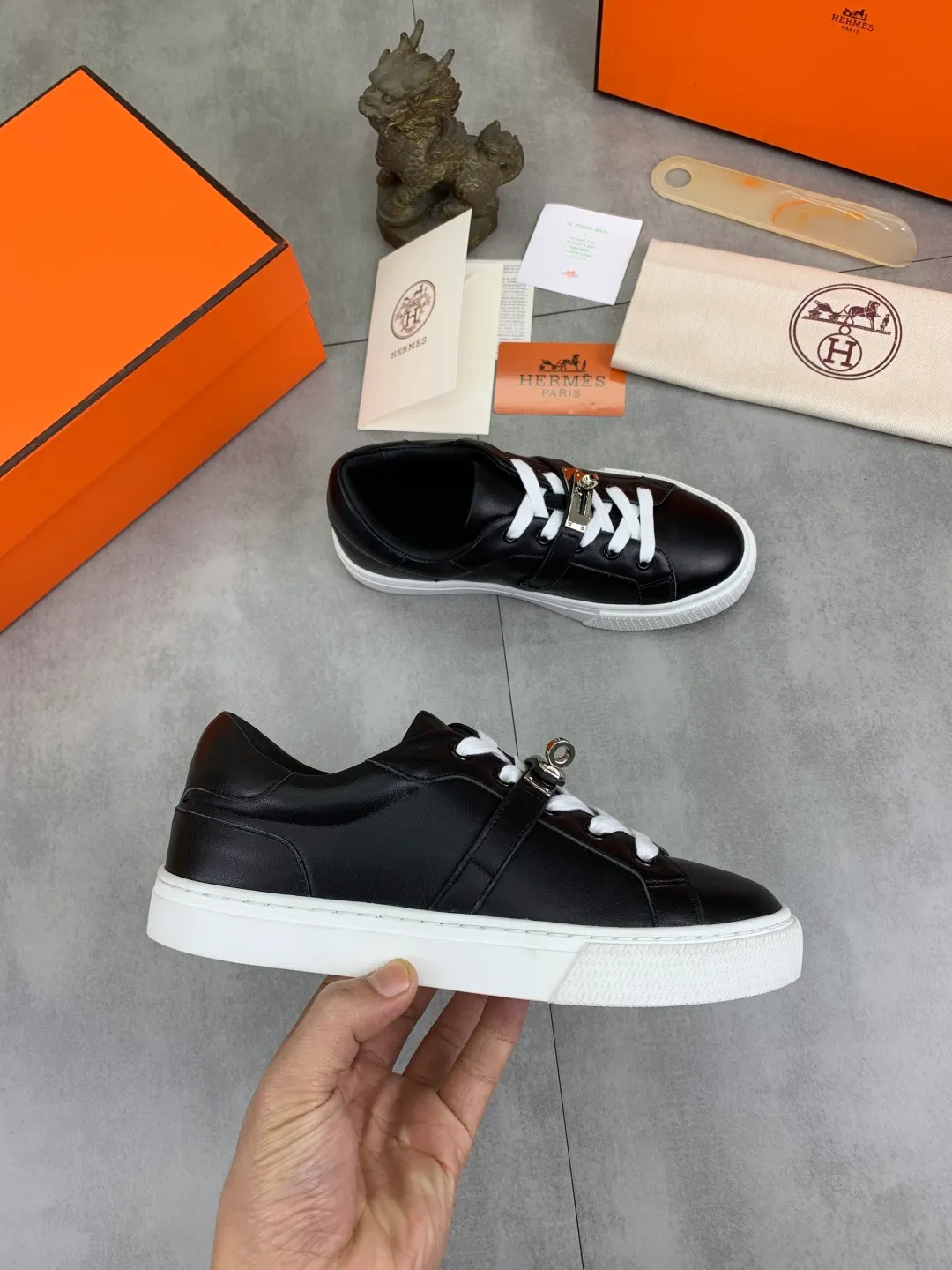 Men's men's shoes 💰P640 New Hermes top version Hermès classic couple style #𝐊𝐞𝐥𝐥𝐲 buckle casual white shoes skateboard shoes that will not conflict with shoes at all. Full of unknowns, Hermès rarely produces flat casual shoes and they are paired with classic palladium-plated Kelly shoe buckles! You'll fall in love with it at first sight. It's super versatile and can be worn with any skirt or pants. 🉑️Close your eyes and wear it. It's super noble. Fabric: Specific cowhide/canvas material. Lining: Sheepskin lining. Outsole: Original molded TPU outsole. Size: 35-45.